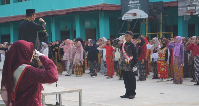 Perayaan Hari Pendidikan Nasional di SMKN 2 Balikpapan: Upacara Meriah dan Lomba Seru