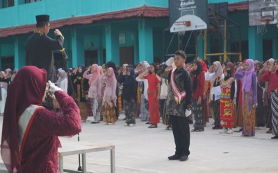 Perayaan Hari Pendidikan Nasional di SMKN 2 Balikpapan: Upacara Meriah dan Lomba Seru